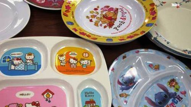 Chén dĩa nhựa melamine Trung Quốc bị cảnh báo chứa hóa chất độc hại Chén dĩa màu sắc càng bắt mắt nguy cơ độc hại càng cao. Ảnh: JS.