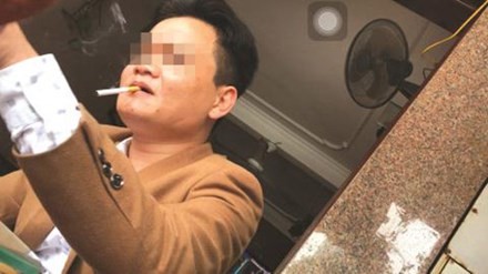 Buộc thôi việc thanh tra xây dựng nghi 'bảo kê' lò gạch Theo phản ánh của báo chí khi liên hệ trực tiếp gặp ông Đinh Hoàng Minh để hỏi về việc xây lò gạch trái phép cần những điều kiện gì, thì được ra giá “bảo kê” với số tiền 250 triệu đồng. Ảnh: Phunuonline.