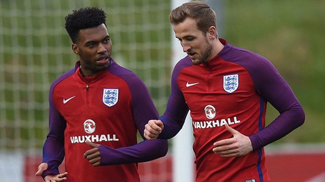 PSG nhắm Sturridge thay thế Ibrahimovic Daniel Sturridge (trái) tập trung cùng tuyển Anh chuẩn bị cho trận giao hữu với Hà Lan