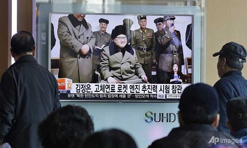 Kim Jong-un thị sát tập trận pháo binh đe dọa Hàn Quốc Hình ảnh ông Kim Jong-un thị sát cuộc tập trận được chiếu trên màn hình tại một nhà ga tàu hỏa ở Seoul, Hàn Quốc. Ảnh: AP
