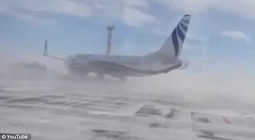 Hành khách hoảng sợ do máy bay quay 180 độ trên đường băng Chiếc Boeing 70 tấn xoay tròn trước sức gió dữ dội ở sân bay Siberia. Ảnh: Youtube.