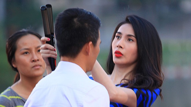 Thủy Tiên: 'Tôi không bao giờ 'giật dây' Công Vinh' Thủy Tiên chăm sóc cho chồng trước một cảnh quay trong phim 'Vợ ơi, em ở đâu?'.