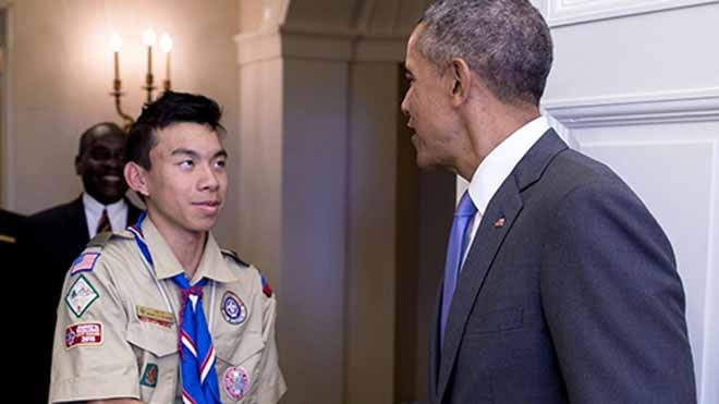 Cuộc gặp gỡ 10 phút với Tổng thống Obama của nam sinh gốc Việt 16 tuổi Tạ Di Đan bắt tay Tổng thống Barack Obama tại Phòng Bầu dục hôm 1/3. Ảnh: OC Register