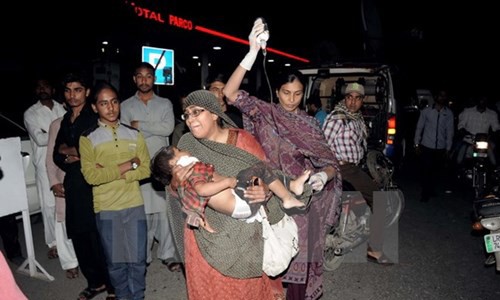 Radio Thế giới 24h: Lộ diện nhóm đánh bom đẫm máu Pakistan Vụ đánh bom làm ít nhất 65 người thiệt mạng và hơn 250 người khác bị thương.