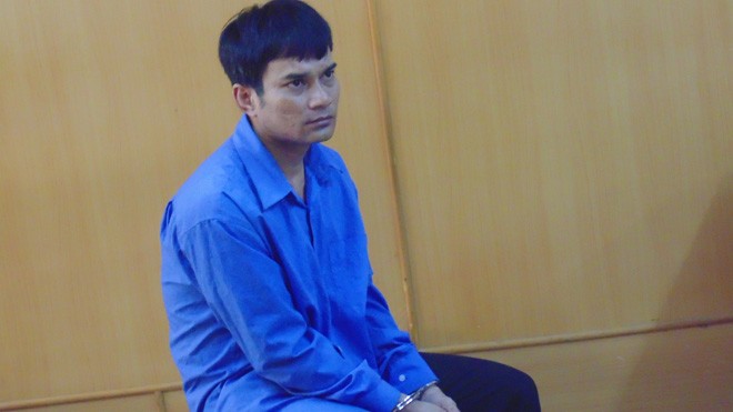 Cô gái bị hiếp dâm sau chầu nhậu với 2 'yêu râu xanh' Tạ Hoàng Ơn tại phiên tòa ngày 30/3. Ảnh: Tân Châu