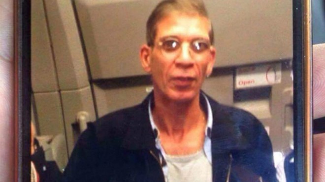 Chiến thuật thương lượng với những kẻ không tặc Seif Eldin Mustafa, kẻ khống chế máy bay EgyptAir hôm 29/3. Ảnh: Reuters