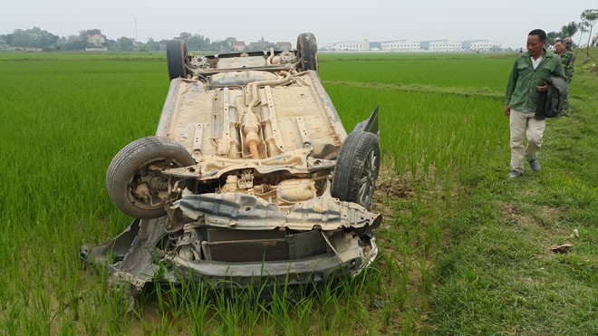 Ô tô hất văng xe máy xuống ruộng lúa, 3 người thương vong Chiếc ô tô lật ngược nằm giữa ruộng lúa