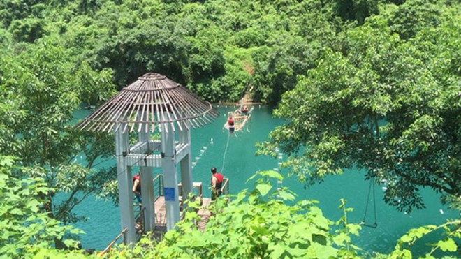 Á hậu Thiên Lý bị hớp hồn bởi cảnh đẹp Quảng Bình Trượt zipline - trò chơi đang hút khách trẻ đến Quảng Bình.