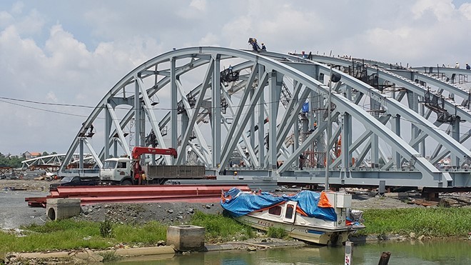 Công nhân làm cầu Ghềnh bị cần cẩu va tử vong Khu vực lắp ráp nhịp cầu Ghềnh - nơi xảy ra tai nạn chết người. Ảnh: D.T.