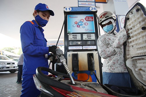 Giá xăng RON 92 có thể tăng vào ngày mai Hiện chênh lệch giá cơ sở và bán lẻ ở khoảng 600 đồng một lít với xăng RON 92. Ảnh: Ngọc Thành/VnExpress