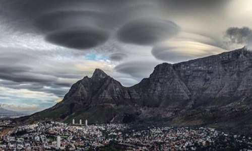 Cựu kỹ sư NASA giải mã các giả thuyết về UFO Đám mây hình đĩa bay ở Cape Town, Nam Phi. Ảnh: Instagram.