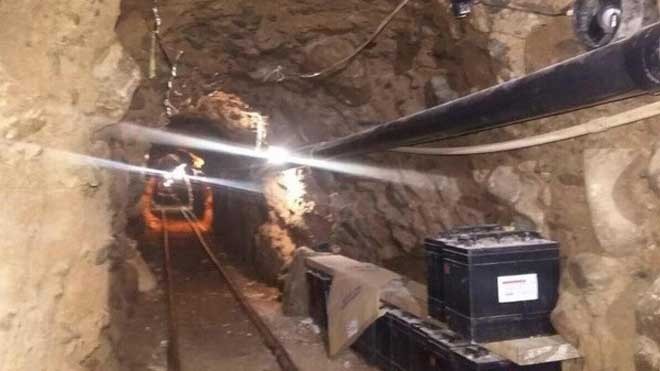 Mexico phát hiện thêm một đường hầm chuyển ma túy sang Mỹ Đường hầm nối từ Tijuana, bang Baja California đến Otay Mesa thuộc thành phố San Diego, bang California.(Nguồn: AP)