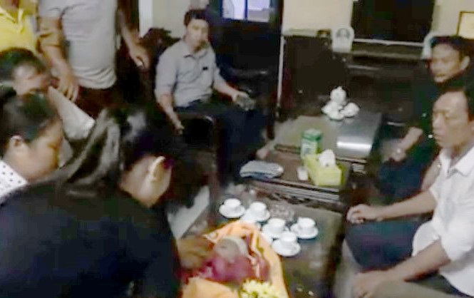 Hà Nội: Đặt thi thể hài nhi lên bàn giám đốc bệnh viện Gia đình sản phụ Ngô Thị Kim Cương bức xúc đặt thi thể hài nhi lên bàn Giám đốc Bệnh viện đa khoa Quốc Oai yêu cầu làm rõ vụ việc
