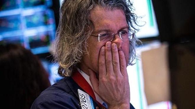 Chứng khoán toàn cầu bị bán tháo vì FED Một nhân viên giao dịch trên sàn chứng khoán New York. Ảnh: CNBC