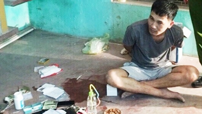 Tài xế xe tải sản xuất thuốc lắc tại nhà Trần Ngọc Quỳnh cùng tang vật. Ảnh: Công an Kinh Môn