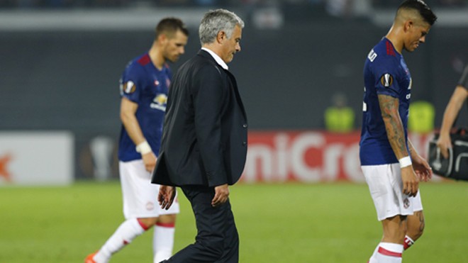 Thua trận, Mourinho ám chỉ đối thủ chỉ biết chơi phòng ngự HLV Mourinho nếm trái đắng trong trận đầu dẫn dắt Man United đá ở sân chơi châu lục. Ảnh: Reuters