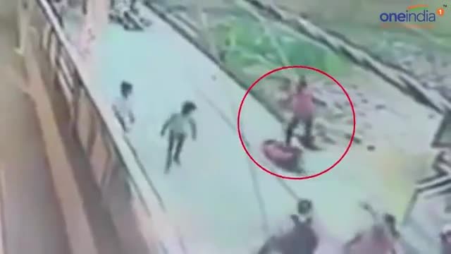 Cô gái bị đâm 20 nhát dao trên phố vì từ chối tình cảm Cô gái bị đâm 20 nhát dao trên phố vì từ chối tình cảm