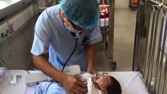 Trẻ mắc bệnh hô hấp tăng mạnh vì thời tiết giao mùa Trẻ mắc bệnh hô hấp tăng mạnh vì thời tiết giao mùa