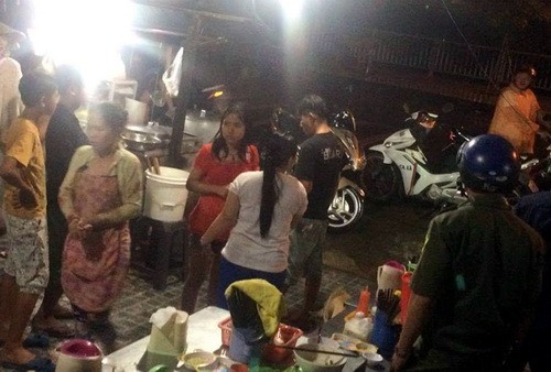 4 người trong một gia đình bị chém trọng thương Quán hủ tiếu nơi nhóm thanh niên cầm dao truy sát chủ quán. Ảnh: VnExpress