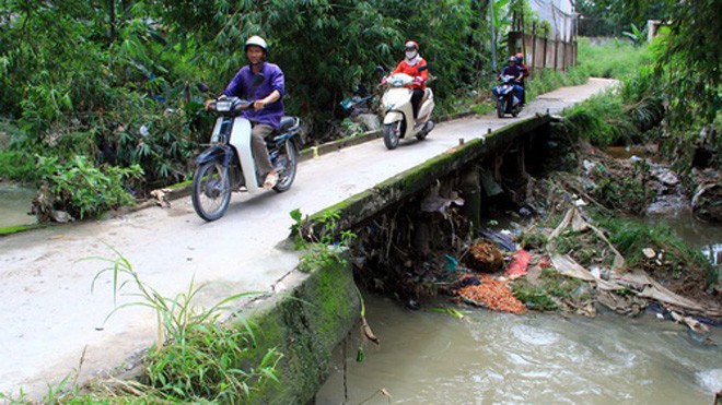 Lũ cuốn trôi nam thanh niên, sập cầu ở Đồng Nai Hiện trường nơi nam thanh niên bị lũ cuốn trôi. Ảnh: Phước Tuấn
