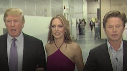Người mẫu bị Trump bình phẩm trong video gây sốc lên tiếng Nữ diễn viên Zucker đứng giữa Trump và Bush trong lúc chuẩn bị ghi hình năm 2005. Ảnh: SBS