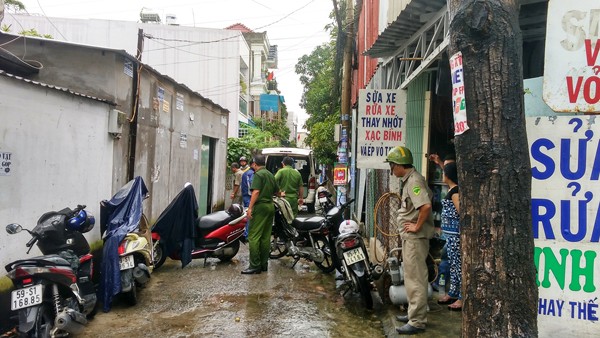 Bình chữa cháy nổ như bom, nam thanh niên chết thảm Lực lượng chức năng phong tỏa hiện trường, điều tra vụ việc.