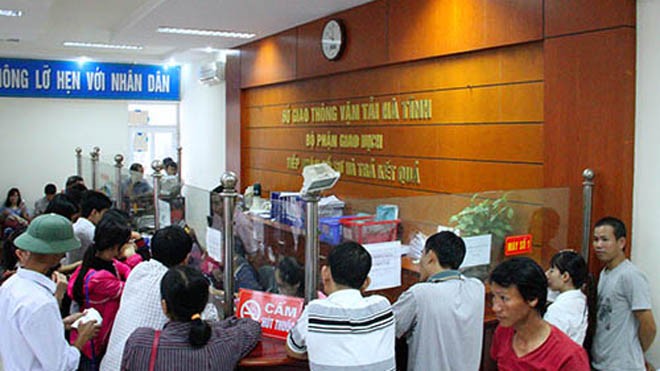 Người dân đổ xô đi đổi giấy phép lái xe Người dân đến đổi giấy phép lái xe tại Sở Giao thông Hà Tĩnh sáng 13/10. Ảnh: Đức Hùng