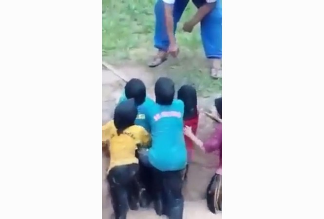 Hãi hùng cảnh học sinh tiểu học rèn 'kỹ năng sinh tồn' với rắn Hình ảnh cắt từ video