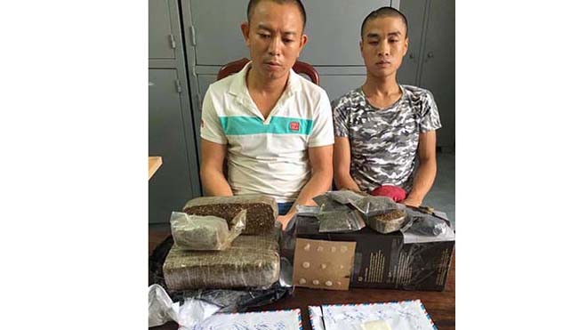 Đầu nậu ma túy nuôi chó dữ canh 'lô cốt' chứa hàng Nghi can Văn và Đức bị bắt cùng tang vật. Ảnh: C.A