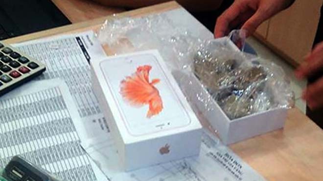 Đánh tráo sỏi, đá vào 15 hộp điện thoại iPhone Chiếc iPhone 6 chẳng thấy đâu, bên trong chứa đầy sỏi đá.