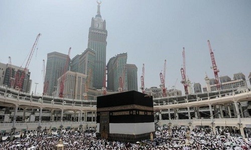 Arab Saudi bắn hạ tên lửa nhằm vào thánh địa Mecca Các tín đồ Hồi giáo vây quanh Kaaba, điện thờ linh thiêng nhất trong đạo Hồi nằm trong Đại giáo đường ở Mecca, Arab Saudi. Ảnh: AP