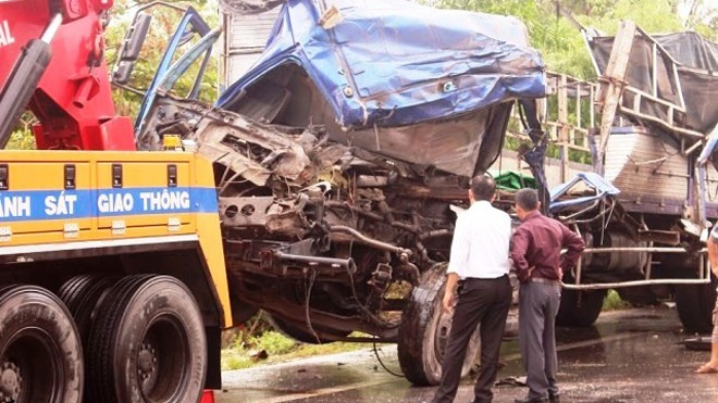Tai nạn ô tô liên hoàn, tài xế tử vong trong cabin biến dạng Hiện trường tai nạn giao thông trên đường tránh Huế sáng 31/10