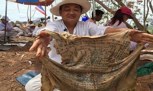 Hài cốt ông lão 'mình đồng da sắt' Thái Lan gây sửng sốt Lớp da nguyên vẹn chi chít hình xăm của người đàn ông. Ảnh: Exclusivepix Media.