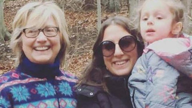Hillary Clinton được ca ngợi vì mặc một chiếc áo khoác hơn 20 năm Một phụ nữ có tên Abby Schwittek bắt gặp bà Clinton trong khu rừng ở New York cuối tháng 11 với chiếc áo len lông cừu sặc sỡ. Ảnh: Twitter