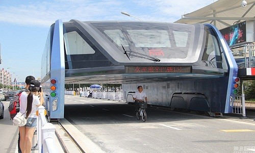 'Xe buýt bay' Trung Quốc bỏ hoang, chắn ngang ba làn đường Chiếc "xe buýt bay" từng được ca ngợi là giải pháp cho nạn ùn tắc giao thông. Ảnh: NetEase.