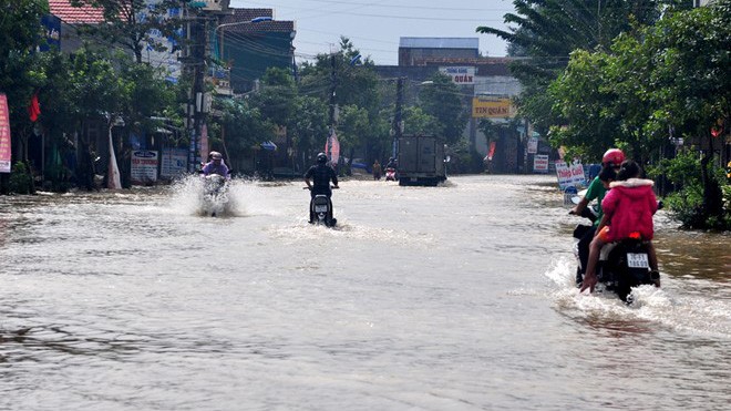 Hai học sinh lớp 8 bị lũ cuốn tử vong Lũ lớn gây ngập nhiều tuyến đường liên huyện, xã các tỉnh Quảng Ngãi, Bình Định, sáng 8/12. Ảnh: Minh Hoàng.