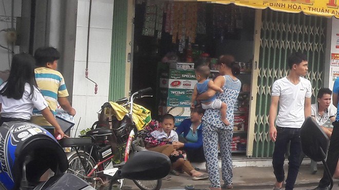 Vợ phát hiện chồng tử vong trên gác xép phòng trọ Người dân tụ tập trước nhà trọ theo dõi vụ việc. Ảnh: P.S.