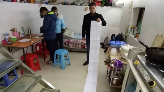 Thiếu niên Trung Quốc vung tiền mua quà tặng ảo cho nữ MC Cha mẹ Xiao Ming hốt hoảng khi nhận được thông báo từ ngân hàng. Ảnh: CEN