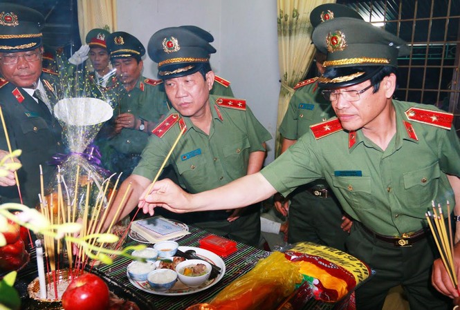 Gia cảnh chiến sĩ hy sinh trong vụ nổ trụ sở công an tỉnh Lãnh đạo Bộ Công an đến phúng viếng cố trung úy Y Quyết Bkrông.