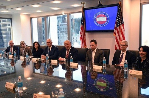 Tổng thống đắc cử Trump và cuộc gặp hơn 3.000 tỷ USD Donald Trump ngồi cạnh các lãnh đạo công nghệ trong cuộc gặp hôm qua. Ảnh: AFP