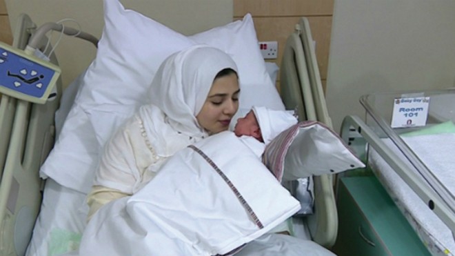 Sinh con từ buồng trứng đông lạnh 14 năm Matrooshi ôm con trai trên tay. Ảnh: BBC.
