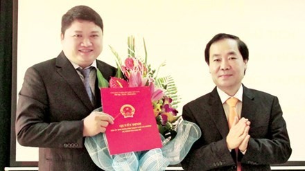 Bộ Công Thương siết quản lý cán bộ đi nước ngoài chữa bệnh Ông Vũ Đình Duy (trái), cựu tổng giám đốc PvTex cũng có mặt trong danh sách các cựu cán bộ PVC bỏ trốn ra nước ngoài. Trong ảnh: Ông Duy nhận quyết định làm Phó giám đốc Sở Công Thương Hải Phòng.