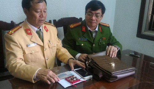 Cảnh sát giao thông nhặt được túi đồ gần 70 triệu đồng Lãnh đạo Công an thị xã Bỉm Sơn kiểm tra số tài sản và thông báo tìm chủ nhân đánh mất. Ảnh: Lê Hoàng.