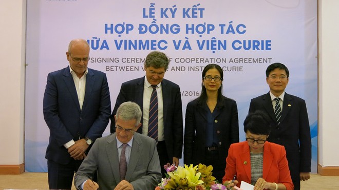 Vinmec hợp tác với viện nghiên cứu ung thư Curie GS Alain Fourquet – GĐ chuyên môn Viện Curie và bà Lê Thúy Anh – Phó TGĐ thường trực Hệ thống Y tế Vinmec ký kết hợp tác.