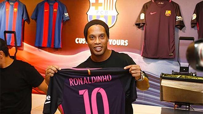 Ronaldinho trở lại Barca theo hợp đồng 10 năm Sự trở lại của Ronaldinho được chờ đợi sẽ giúp Barca mở rộng thị phần ở những miền đất mới, và cũng cố vị thế ở những nơi đã có đông đảo người hâm mộ. Ảnh: AFP.