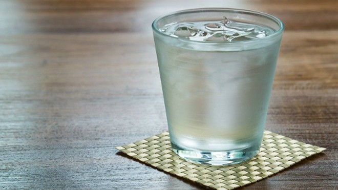 Uống nước lạnh giúp giảm cân Ảnh: Men's Health.