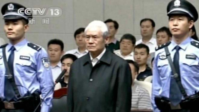 Lập siêu ban chống tham nhũng, Trung Quốc có 'đả hổ' hiệu quả? Năm 2015, cựu ủy viên thường vụ Bộ Chính trị, cựu Bộ trưởng Công an Trung Quốc Chu Vĩnh Khang bị kết án tù chung thân vì tội nhận hối lộ, lạm dụng quyền lực và cố ý làm lộ bí mật nhà nước. Ảnh: CCTV