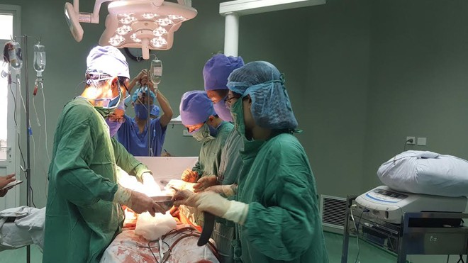 Người đàn ông 42 tuổi bị trâu húc tử vong Ông Bảy được cấp cứu nhưng vết thương quá nặng nên tử vong sau đó.