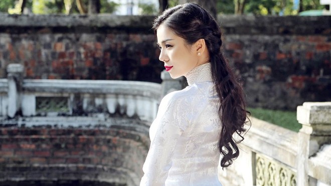 Lệ Quyên: 'Chồng tôi không để ý chuyện lặt vặt của phụ nữ' Lệ Quyên: 'Chồng tôi không để ý chuyện lặt vặt của phụ nữ'