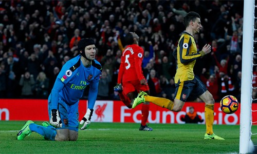 Thủ môn Arsenal thừa nhận hết cửa vô địch Ngoại hạng Anh Cech tỏ ra rất thực tế khi nói về cơ hội của Arsenal trên chặng đường còn lại mùa này. Ảnh: Reuters.